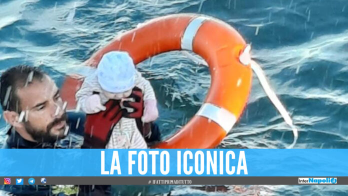 Neonato salvato in mare da un poliziotto, la foto straziante simbolo della crisi in Spagna