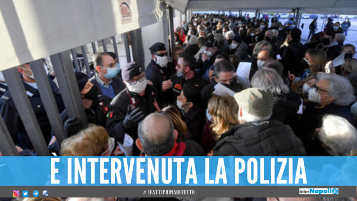 Tensione hub vaccinale Napoli