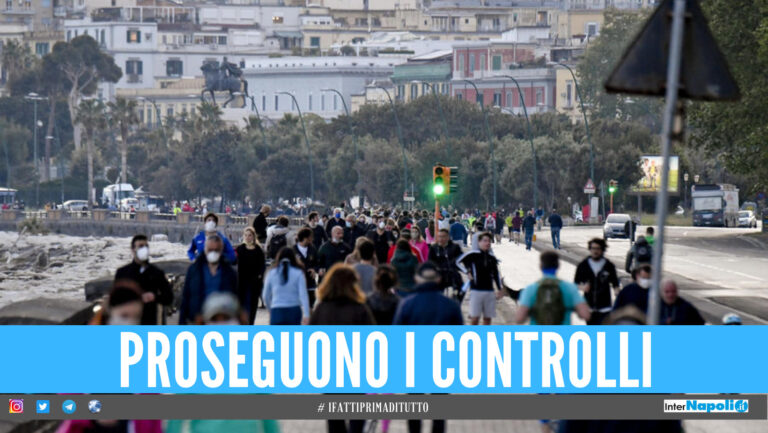 Ritorna la 'movida' a Napoli, persone in strada senza mascherine: 55 multati