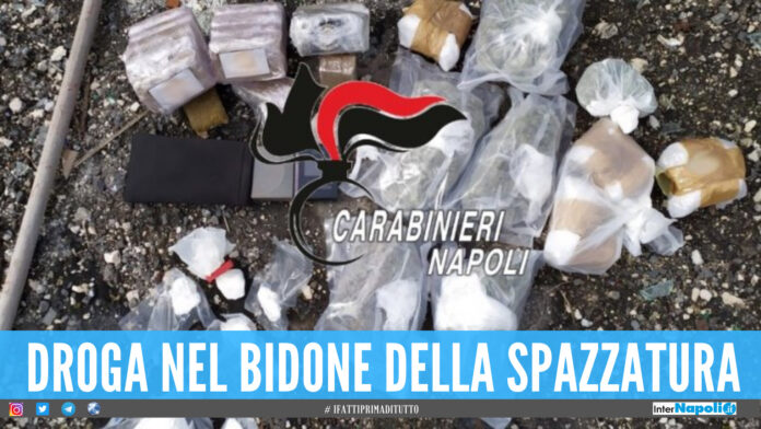 Cocaina, hashish e marijuana nel bidone della spazzatura