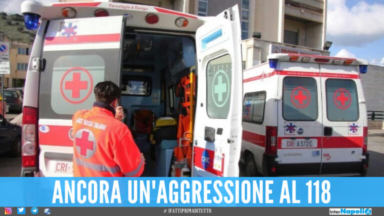 Calcio in pieno petto al medico, poi aggredisce l'infermiere in ospedale: notte di follia a Ponticelli
