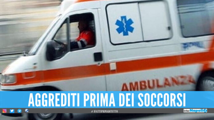 Medici del 118 aggrediti a Napoli, fermati in strada e picchiati con calci e pugni