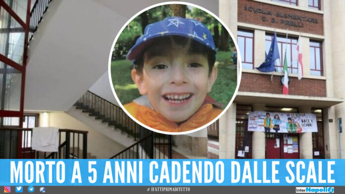 Sullo sfondo le scale della scuola di Milano, nel cerchio la foto del piccolo Leonardo