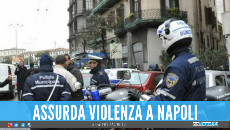 Follia a Napoli, vigili accerchiati e aggrediti: avevano fermato scooter contromano