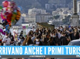 Folla sul lungomare di Napoli