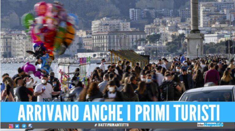 Folla sul lungomare e negli hub vaccini: «Napoli cerca la normalità, quanto prima»