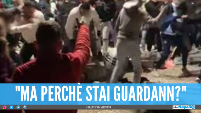 Mega rissa con caschi e mazze nel Napoletano, la zuffa nata per uno sguardo di troppo