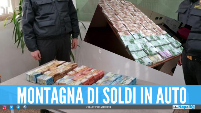 Montagna di soldi in auto