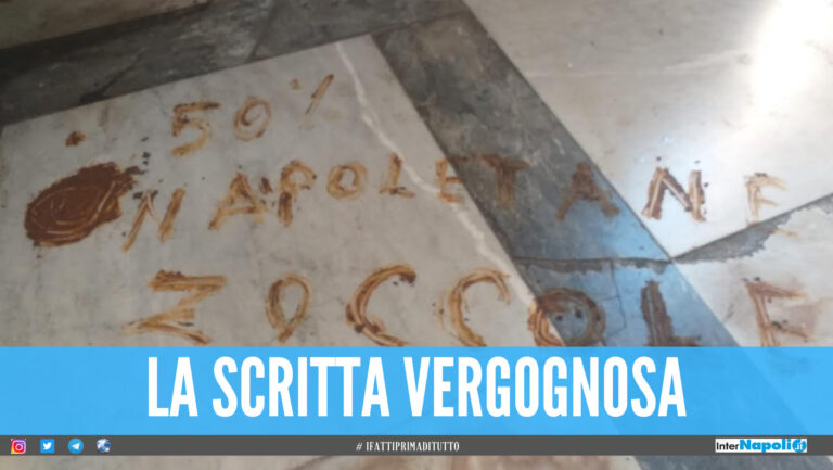 Defecano in Galleria Umberto e con gli escrementi scrivono 50% napoletane zo***