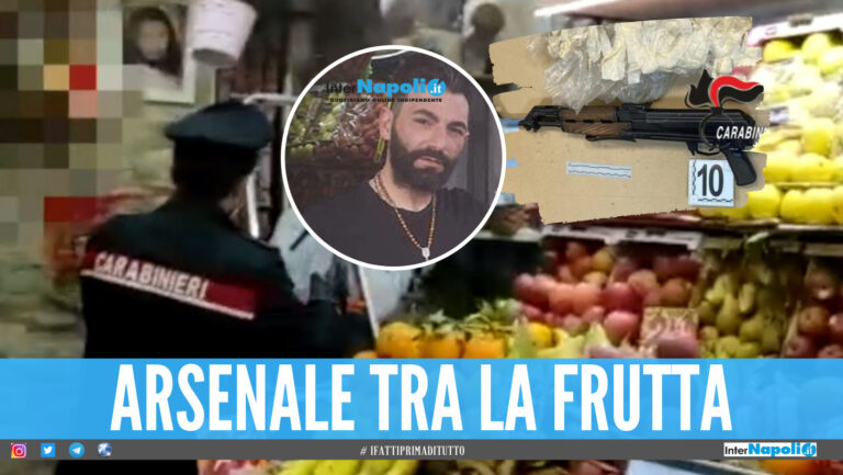 Fruttivendolo nascondeva arsenale a Napoli: pistole, kalashnikov e mitra tra mele e banane