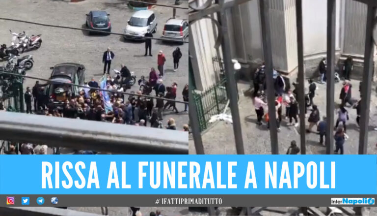 Rissa durante un funerale a Napoli: pugni, calci e urla