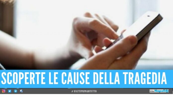 ragazza morta smartphone vasca bagno