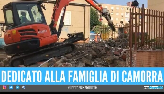 Abbattuta la cappella dedicata all'affiliato al clan Moccia, ruspa nel rione Salicelle