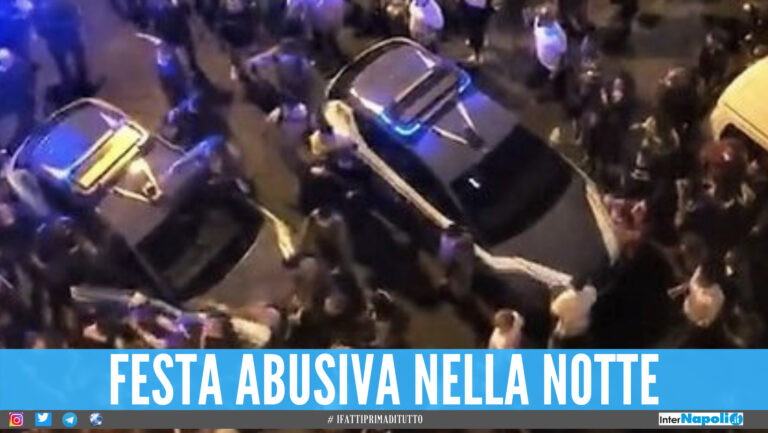 Festa in strada nel rione a Napoli, arriva la polizia e scappano tutti: beccati in 4