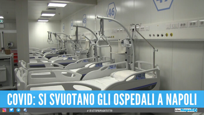 Covid, si svuotano gli ospedali a Napoli