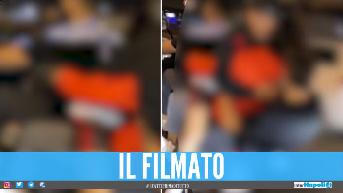 In quattro sul motorino a Napoli, il video virale sui social