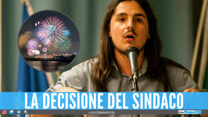 Bacoli, il sindaco Josi Della Ragione vieta i fuochi d'artificio: «Pericolosi per cani e gatti»