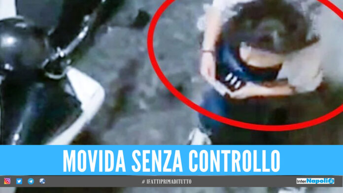 Movida selvaggia nei quartieri di Napoli, ragazzi sniffano cocaina in strada