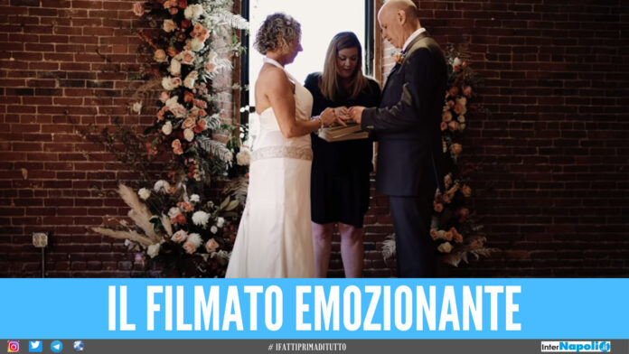 Ha l'alzheimer e chiede a sua moglie di sposarlo di nuovo, il video strappalacrime del matrimonio