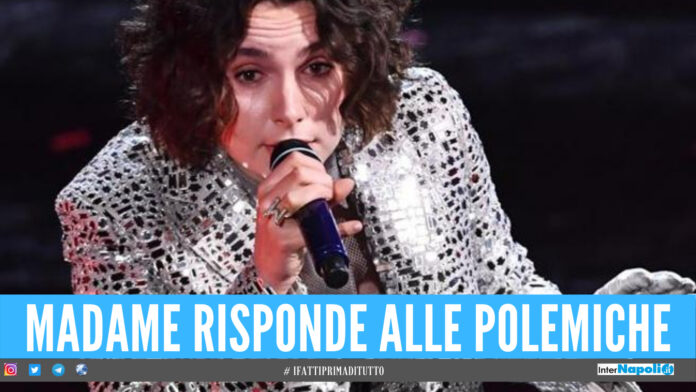 Madame rifiuta la foto, la spiegazione su Instagram: «Dovete rispettarmi»
