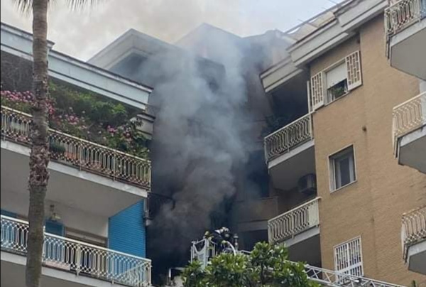 Terrore a Napoli, incendio in un’abitazione: ci sono intossicati