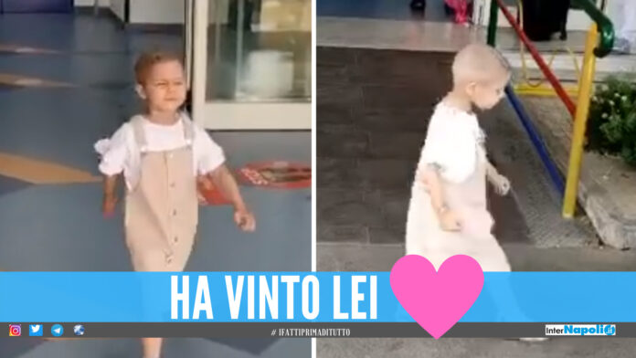 La piccola Raffaella balla all'esterno del Santobono