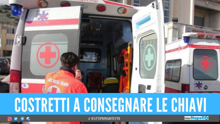 Paura a Napoli, sequestra un’ambulanza per soccorrere un parente: arrestato