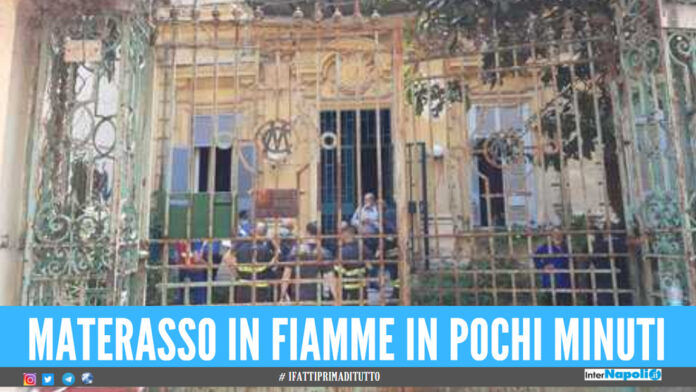 casa in fiamme a Napoli