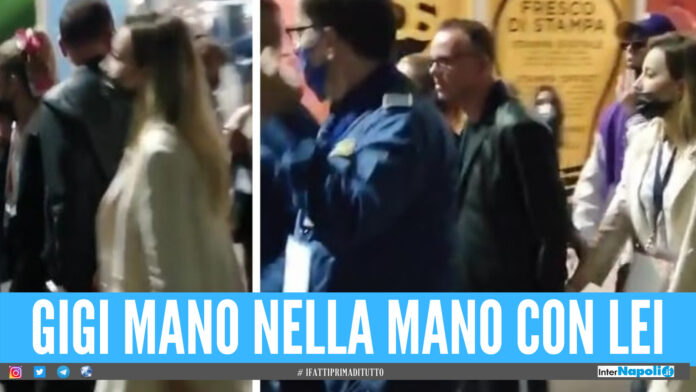 Gigi D'Alessio mano nella mano con la bionda