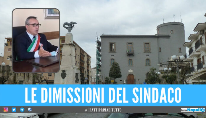 Terremoto politico a Caivano, si è dimesso il sindaco Enzo Falco