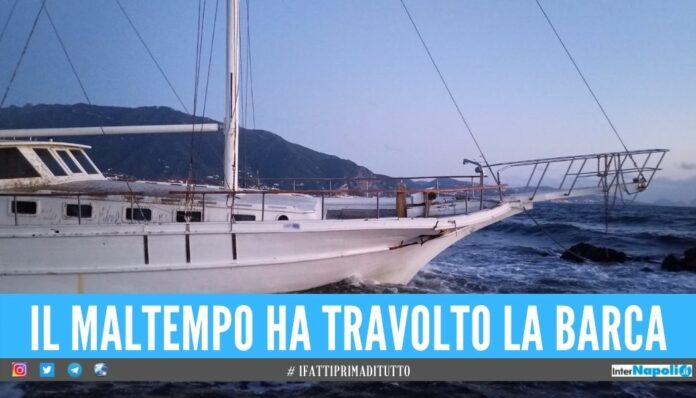 Barca a vela spiaggiata in provincia di Napoli, era senza passeggeri