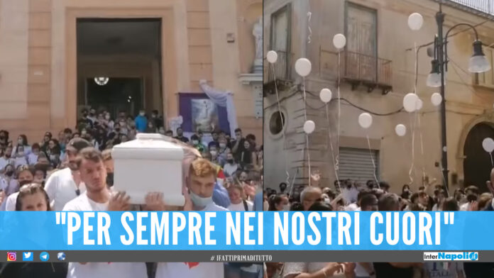 Palloncini bianchi, lacrime e la canzone di Rino Gaetano: il video dei funerali di Rita