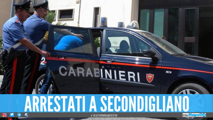 Rubano lo stereo da un'auto già rubata, arrestati 2 ladri a Secondigliano