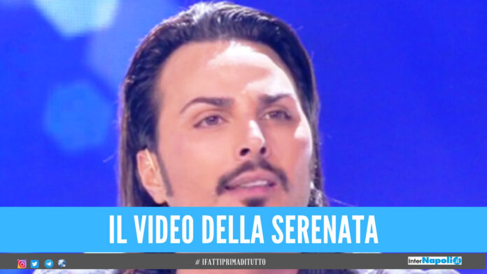 Concerto di Tony Colombo interrotto dai vigili, centinaia di fan nel rione