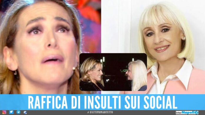 Barbara D'Urso si paragona a Raffaella Carrà: «Le mie interviste ispirate a lei». Insulti sui social Barbara D'Urso si paragona a Raffaella Carrà: «Le mie interviste ispirate a lei». Insulti sui social