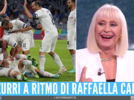 La Nazionale omaggia Raffaella Carrà, gli azzurri si riscaldano con 'A far l'amore comincia tu'