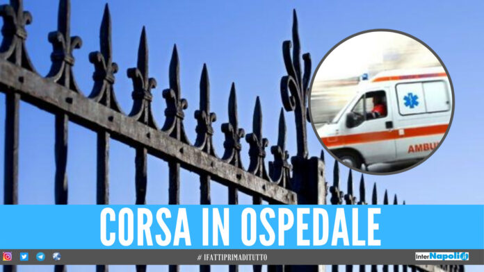 Scavalca il cancello per recuperare la palla e resta infilzato, giovane di Caserta in ospedale