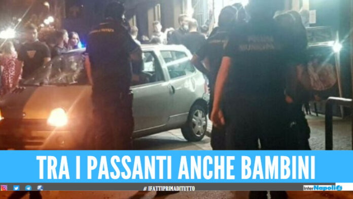 Si schianta con l'auto sulla folla, paura ad Aversa: gli agenti lo salvano dal linciaggio