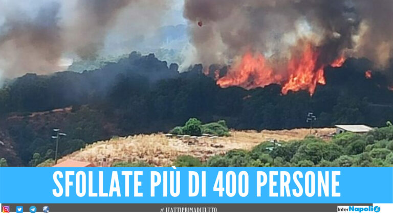 Apocalisse di fuoco in Sardegna, fiamme divorano 10mila ettari di terreno: oltre 400 sfollati