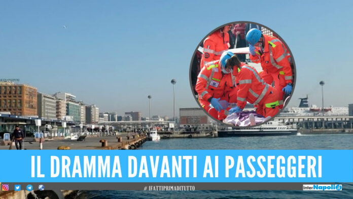 Tragedia al modo Beverello del porto di Napoli, dove un uomo ha perso la vita a seguito di un malore sull'aliscafo diretto all'isola di Ischia Tragedia al modo Beverello del porto di Napoli, dove un uomo ha perso la vita a seguito di un malore sull'aliscafo diretto all'isola di Ischia