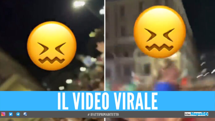 Si alza la maglietta dopo la vittoria dell'Italia, i tifosi la palpeggiano: il video che scatena le polemiche Si alza la maglietta dopo la vittoria dell'Italia, i tifosi la palpeggiano: il video che scatena le polemiche