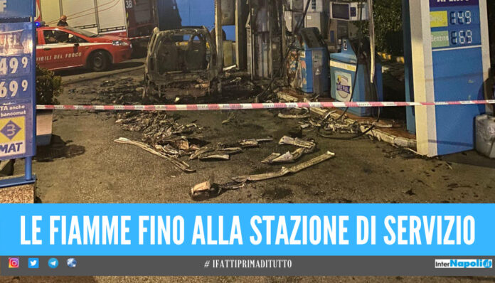 Notte di paura a Napoli, auto in fiamme vicino alla stazione di servizio