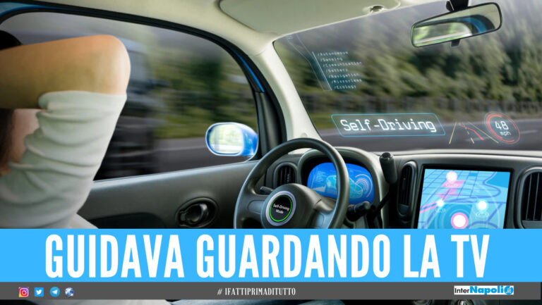 Si gode serie tv mentre è alla guida, scoperto e multato dai carabinieri