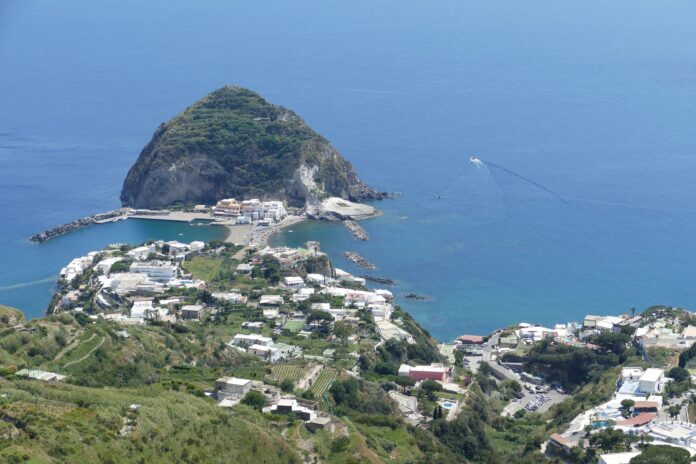 Ischia un viaggio in totale sicurezza tra mare e storia