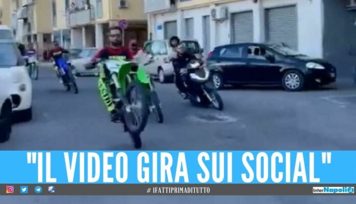 Sfrecciano sulle strade incuranti delle regole e della sicurezza. Questo è il frame di un video che sta girando sui social e che vede