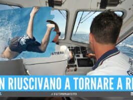 Si tuffano nel mare mosso di Mondragone, 3 minorenni salvati dalle onde