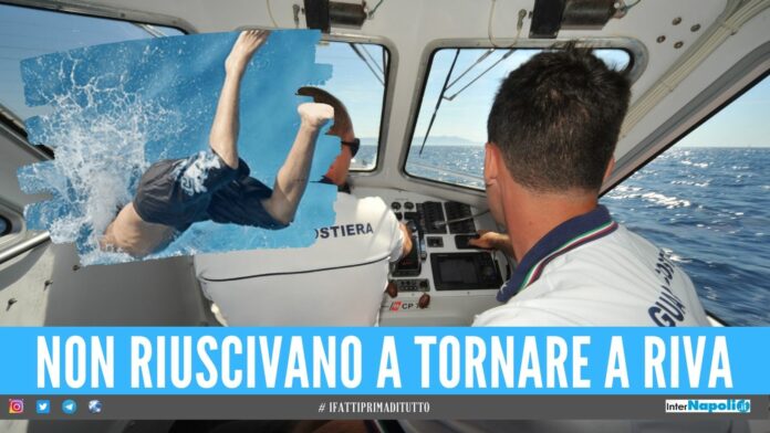 Si tuffano nel mare mosso di Mondragone, 3 minorenni salvati dalle onde