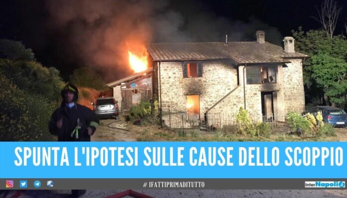 Tremenda esplosione nella villetta, 3 feriti e cadavere estratto dalle macerie