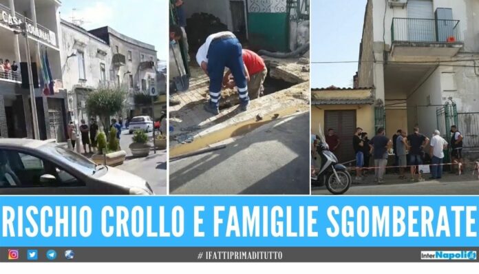 Voragine nel palazzo a Mugnano, famiglie sgomberate protestano al Comune