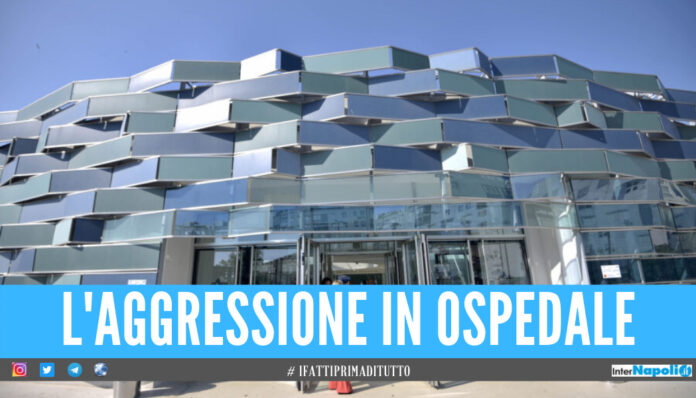 Follia all'Ospedale del Mare. Mancano le barelle, operatore colpito con testate e calci